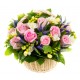 Cesto con rose rosa e fresie bianche profumate