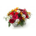 Cesta con rosas rojas, gerberas blancas 