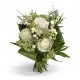 3 rosas blancas, las flores de la niebla y las hojas de verde