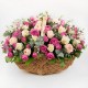 Cesto con due dozzine di rose rosa in bel cesto di vimini.