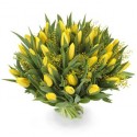 vaso bianco con mix di fiori e  mimosa