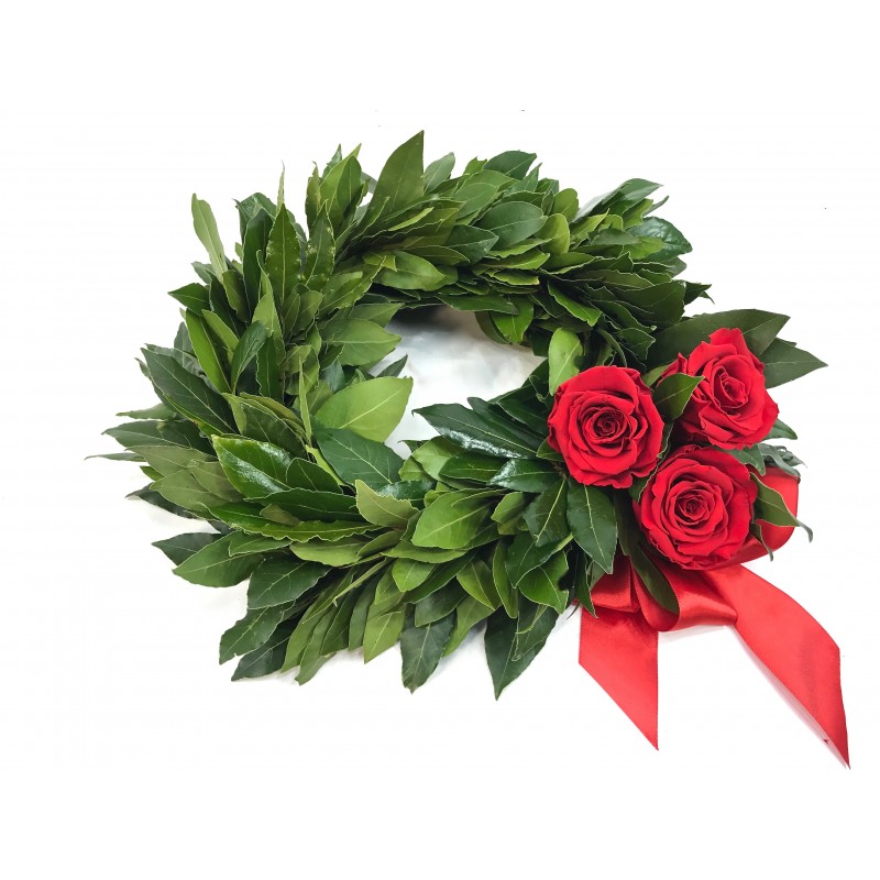 Couronne de feuilles de laurier, les baies et les roses rouges.