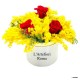 Bouquet dans un panier avec un mimosa des jacinthes, des renoncules et blanc tulipes