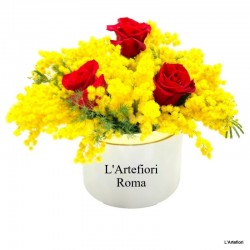 Bouquet in  box con mimosa e rose rosse