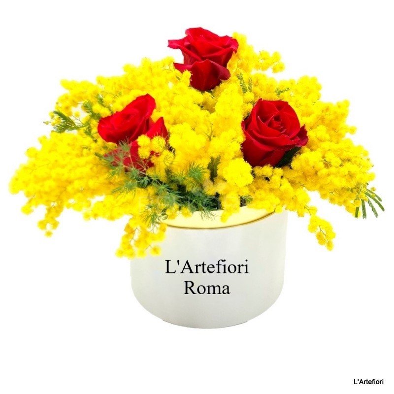 Bouquet dans un panier avec un mimosa des jacinthes, des renoncules et blanc tulipes