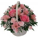 Composizione in cesto di fiori  dai toni rosa
