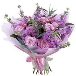 Viole a ciocche e rose rosa 