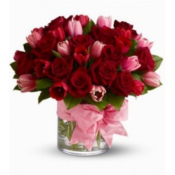 Composizione in vetro di tulipani e rose rosse