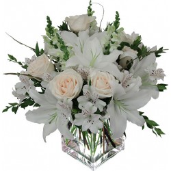 Composizione rose e lilium bianchi
