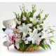 Combinazione in cesto con  fiori bianchi 