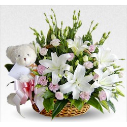 Combinazione in cesto con  fiori bianchi 