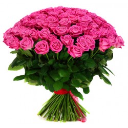 Gran fascio con due dozzine di rose rosa
