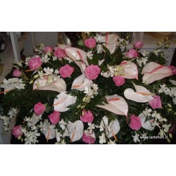 Almohada funeral por los tonos de color de rosa con anthuium,rosas de color rosa y flores de mobiliario