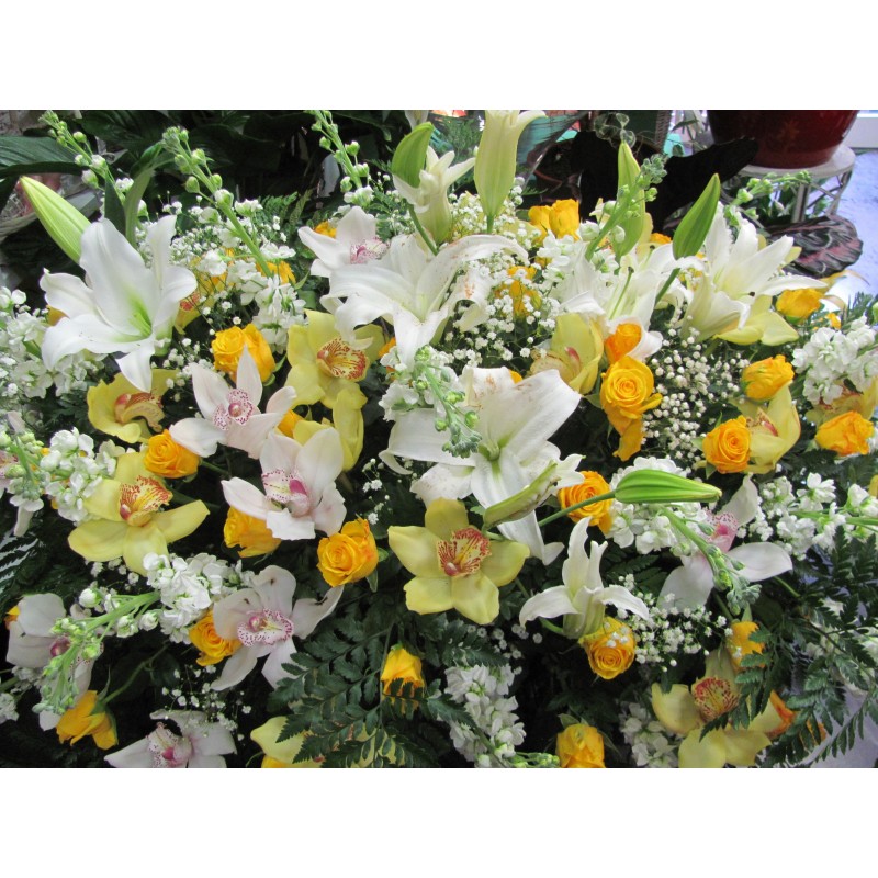 Perna de flori compus cu orhidee, galben,alb, orhidee,crini albi, trandafiri galbeni si flori complementare