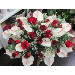 cojín de tamaño medio con anthurium y rosas rojas en verde complementarios