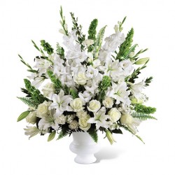Gran Cesto con gigli garofani  rose bianche e gladioli bianchi 