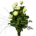 7 rosas blancas en las hojas de verde y bayas 