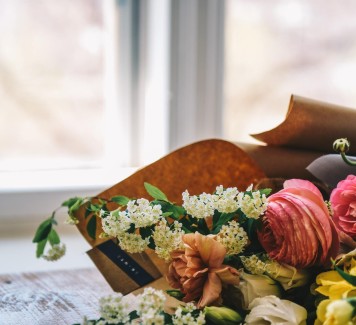 Fiori per lutto: quali composizioni scegliere
