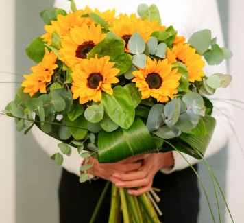 Regalare al compleanno un mazzo di fiori o un cesto floreale