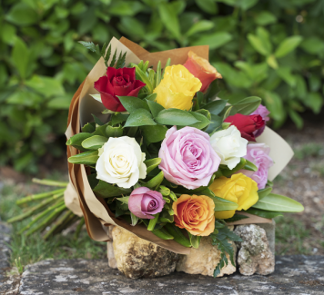 Mazzi di rose rosse e colorati: gli omaggi floreali più graditi