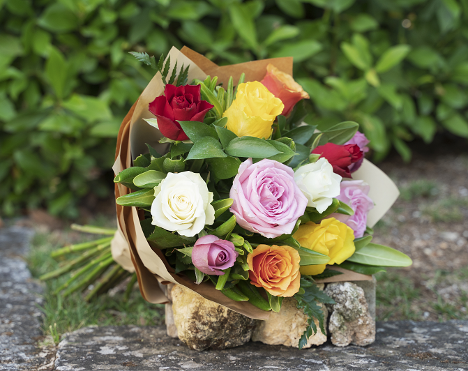 Mazzo-di-rose-multicolore-lato
